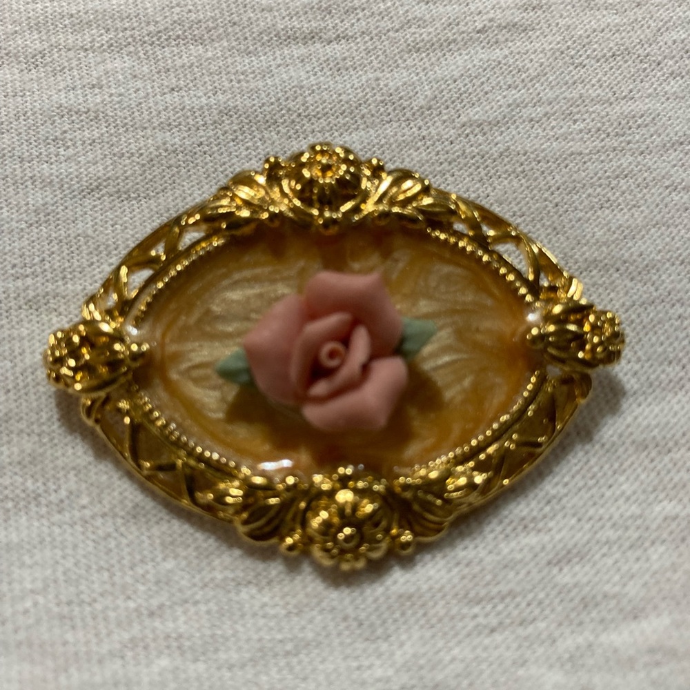 Gorgeous Vintage Oval Porcelain Pink Rose, Gold Filigree Framed Brooch